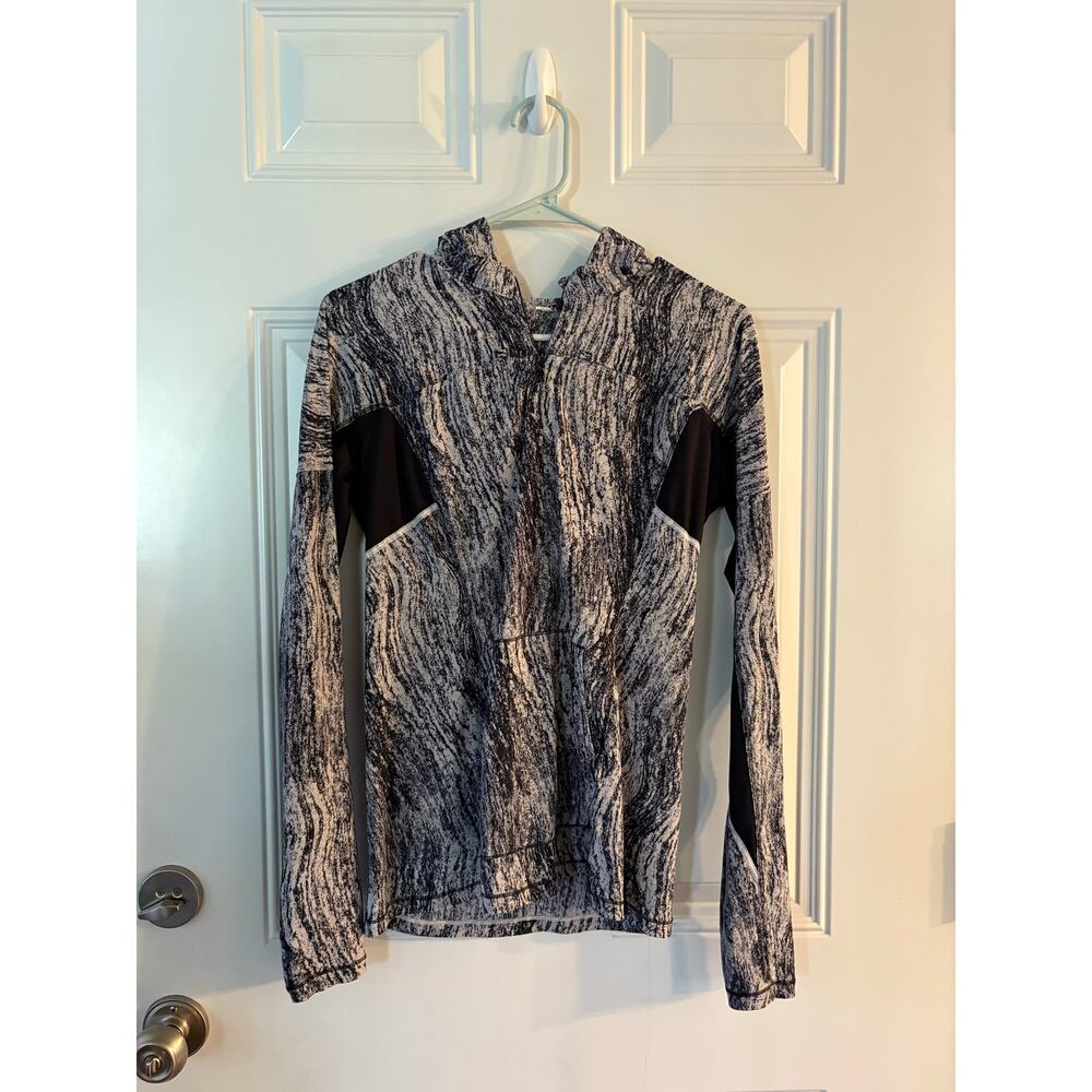 Lululemon Runbeam Hoodie in the Texture Twist White Black print size 6